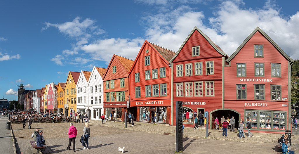 <a href="https://commons.wikimedia.org/wiki/File:Bryggen,_Bergen,_Noruega,_2019-09-08,_DD_115-117_PAN.jpg">Diego Delso</a>, <a href="https://creativecommons.org/licenses/by-sa/4.0">CC BY-SA 4.0</a>, via Wikimedia Commons